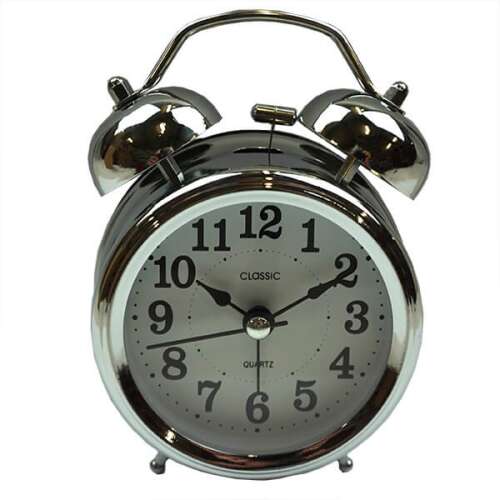 Ezüst színű retró ébresztőóra világító számlappal