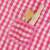 Rózsaszín és fehér kockás kötény zseb fa kanállal, sodrófával és habverővel