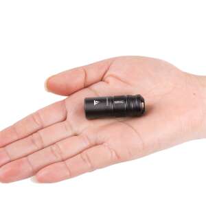 Trustfire MINI2 újratölthető kulcstartó zseblámpa, a képen a zseblámpa egy kézben látható - Trustfire