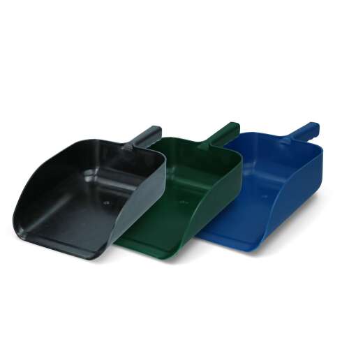 Fekete, zöld és kék műanyag takarmánylapát borjúk, csikók és juhok számára