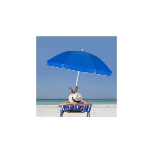Pepita kék strand napernyő árnyékot ad egy napsütéses napon