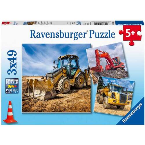 Krabička s puzzle Ravensburger s 3x49 dielikmi, Obrie stavebné stroje, zobrazujúca žltý bager, červený bager a žltý sklápací nákladný automobil