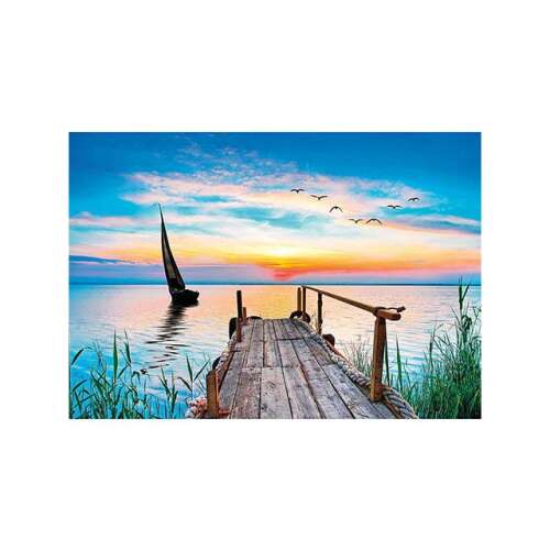 Clementoni Peace Puzzle 500 piese finalizat, arătând o scenă relaxantă cu lac, barcă cu vele și debarcader din lemn