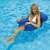 Nő pihen egy kék felfújható medence úszógumi széken, medence úszógumi, lebegő szék, medence napozóágy, medence szék, víziszék, medence úszógumi szék, medence úszógumi napozóágy, medence úszógumi szék háttámlával