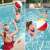 Bestway 51cm aufblasbarer Strandball, rot, weiß, blau, gelb, wird in einem Pool verwendet