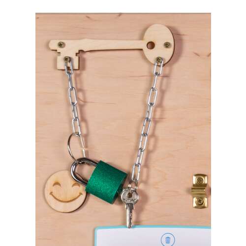 Nahaufnahme des Holz-Sinnes-Aktivitätsbretts mit einem Schloss und Schlüssel