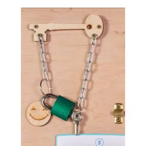 Детайл от дървената сензорна табла за дейности, показваща ключалка и ключ - JM