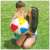 Kind spielt mit Intex aufblasbarem Strandball