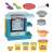 Play-Doh Kitchen Creations Backofen-Spielset für aufsteigende Kuchen, mit einem blauen Backofen mit einem rosafarbenen Kuchen darin, einem Kind, das mit dem Set spielt, und Play-Doh-Behältern