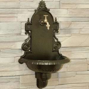 VERONA FALIKÚT 24/05 - KALAPÁCSLAKK ARANY - kerti falikút csappal, öntött alumíniumból, 66 cm x 39 cm x 24 cm - Kerti kút és csap