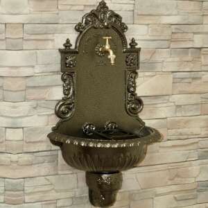 VIENNA FALIKÚT 23/05 - KALAPÁCSLAKK ARANY - falra szerelhető kerti díszkút réz csappal, 83 cm x 47 cm x 26 cm - Kerti kút és csap