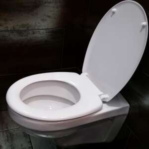 WC TETŐ ORCHIDEA MINTÁS - SOFT CLOSE TOALETT - barna színű műanyag WC deszka lecsapódásgátló fémzsanérral - WC ÜLŐKE P-J - WC ülőke puha záródással, orchidea mintával, barna, műanyag, fém zsanérokkal - WC ülőke