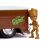 Közelkép a Marvel Groot figuráról és az 1963-as Volkswagen Bus Pickup autómodellről