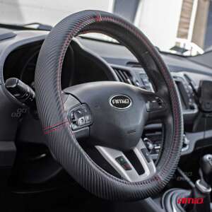 Husa neagră pentru volan cu aspect de fibră de carbon cu cusături roșii, instalată pe un volan de mașină - Huse de volan auto