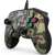 Nahaufnahme der Tasten und Joysticks des Nacon Pro Compact Xbox Series X Forest Camo Controllers