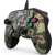 Nahaufnahme der Tasten und Joysticks des Nacon Pro Compact Xbox Series X Forest Camo Controllers