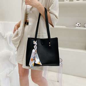 Schwarze Dollcini Handtasche mit Schaldetail, perfekt für den Alltag. - Handtaschen