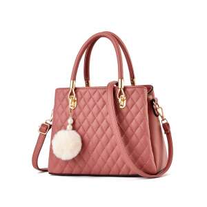 Чанта Dollcini с карета в розов цвят със златни аксесоари и пухкав чарм - Dollcini