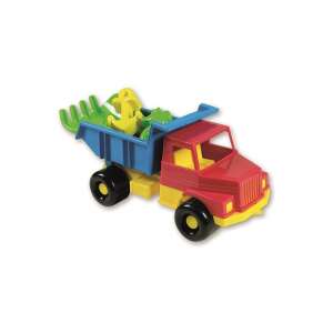 Roter, gelber und blauer Spielzeug-Kipplaster mit grünem Rechen, gelbem Anker und grüner Schaufel in der Ladefläche - Strandspielzeug