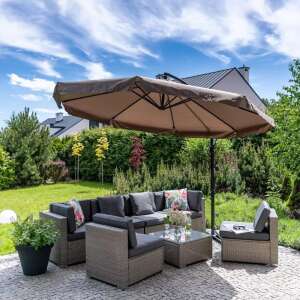 Garden Hero brauner Freischirm beschattet eine Garten Sitzgruppe - Gartenmöbel
