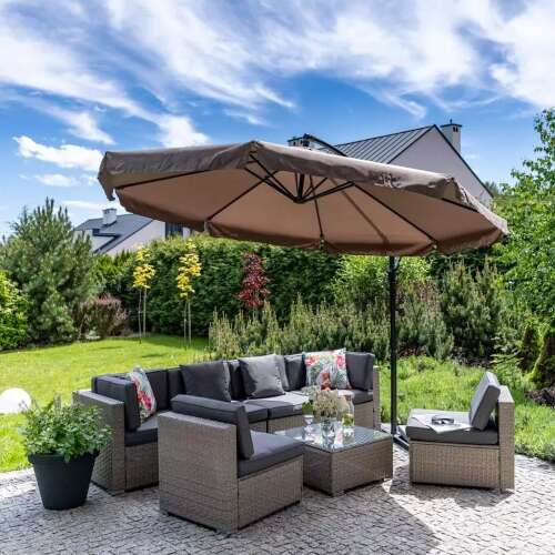 Garden Hero brauner Freischirm beschattet eine Garten Sitzgruppe