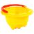 Žlté a červené plastové vedro do pieskoviska na stavanie hradov z piesku