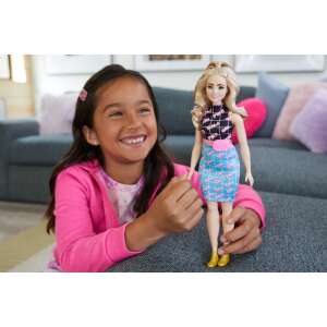 Păpușă Barbie Fashionistas, cu păr blond, purtând un top alb-negru, o fustă albastră cu imprimeu roz și negru, pantofi galbeni și o geantă roz - Mattel Baba