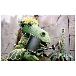 Süsü, marioneta dragonului din seria de filme pentru copii din Ungaria, udă o plantă - Filme diapozitive