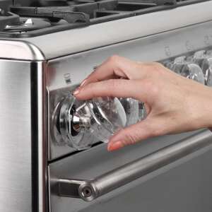 Clippasafe tûzhelyzár használatban, átlátszó mûanyag burkolatok védik a tûzhely gombokat a gyerekektõl - Clippasafe