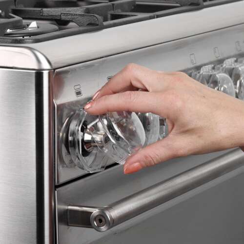 Clippasafe tûzhelyzár használatban, átlátszó mûanyag burkolatok védik a tûzhely gombokat a gyerekektõl