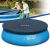Intex Easy Set Pool mit dunkelblauer Abdeckung und installierenden Personen