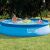 Intex Easy Set aufblasbarer Pool mit Familie, die Spaß hat