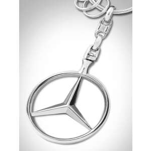 Detailný pohľad na logo Mercedes-Benz na striebornom kovovom kľúčenke - Kľúčenky