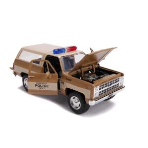 Hollywood Rides - Stranger Things - 1980 Chevy K5 Rendőrautó - 1:24 Modell
