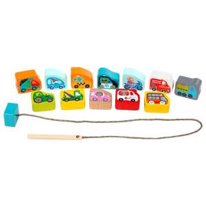 KUBIKA Fa jármű gyöngyfűző készlet, közeli kép a színes fa gyöngyökről, amelyek különböző járműveket formáznak, tökéletes a finom motoros készségek és a képzelet fejlesztéséhez. - Cubika