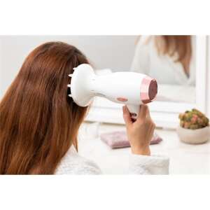 Nő Sencor SHD 8100GD hajszárítót használ diffúzorral - Sencor