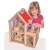 Drewniany domek dla lalek Eichhorn z dwoma lalkami, dwoma pokojami, tarasem i czerwonym dachem, z którym bawi się dziecko