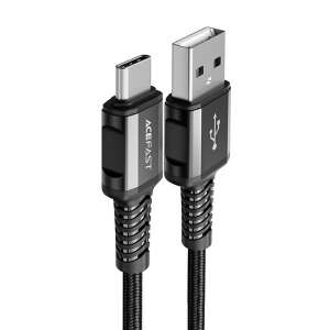 Nahaufnahme der Acefast C1-04 USB-A- und USB-C-Anschlüsse am geflochtenen Kabel - ACEFAST