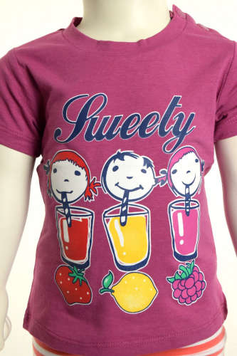 Bordó rövid ujjú lánypóló, rajta három pohár juice-szal és a "Sweety" felirattal 