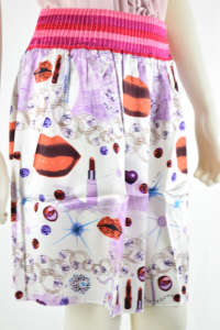 Fustă Custo cu imprimeu de ruj, albă cu detalii violet și roz, mărimea 38 - Îmbrăcăminte pentru femei