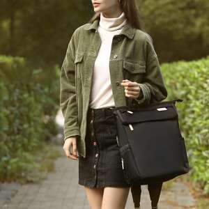 Жена с черна раница Dollcini - Раница