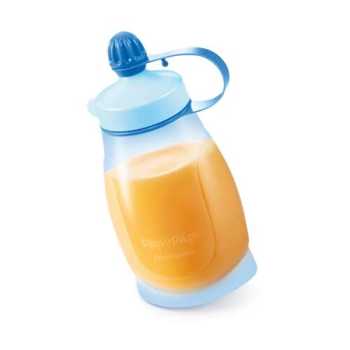 PAPU PAPI 200 ml Quetschflasche mit Löffel, blau, gefüllt mit Orangensaft