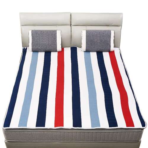 Dollcini elektrische Heizdecke, 180 x 150 cm, gestreiftes Design, auf einem Bett mit Kissen
