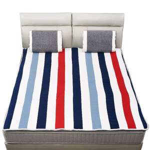 Pătură electrică încălzită Dollcini, 180 x 150 cm, cu dungi, pe un pat cu perne - Dollcini