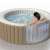 Kobieta relaksuje się w nadmuchiwanym jacuzzi Intex PureSpa z konstrukcją Fiber-Tech