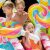 Kinder spielen mit aufblasbaren Lollis im Intex Candy Zone Pool