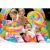 Kinder spielen mit aufblasbaren Lollis im Intex Candy Zone Pool