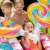 Kinder spielen mit aufblasbaren Lollis im Intex Candy Zone Pool