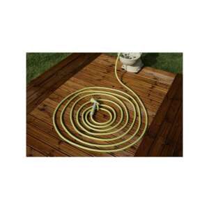 Al-ko ARMADILLO 1/2" Superlight 15M Gartenschlauch, auf einer Holzoberfläche aufgewickelt - Bewässerung