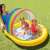 Kinder spielen im Intex Aufblasbarer Kinderpool - Regenbogen 130x147x86cm, mit Sprinkler